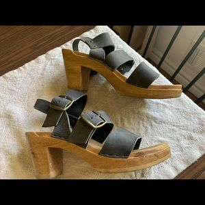 No. 6 buckle leather clogs in slate gray